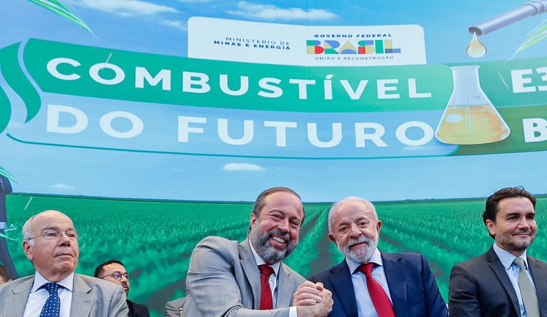 Imagem destacada do post: Governo Lula aumenta para  30% adição de etanol na gasolina
