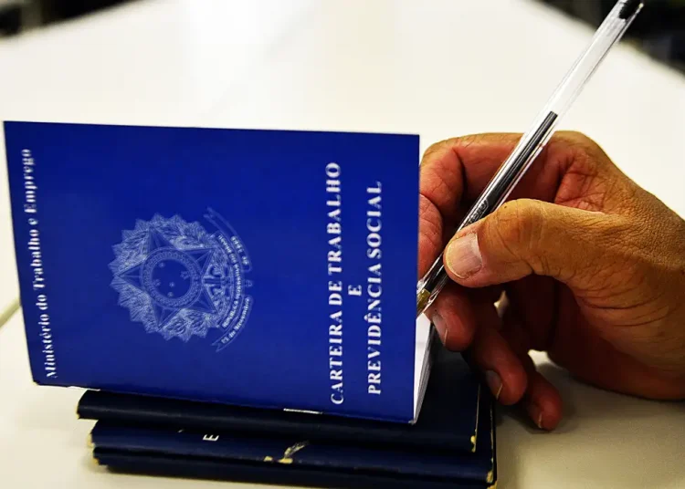 Imagem destacada do post: Desemprego cai, trabalho com carteira assinada bate recorde e informalidade recua