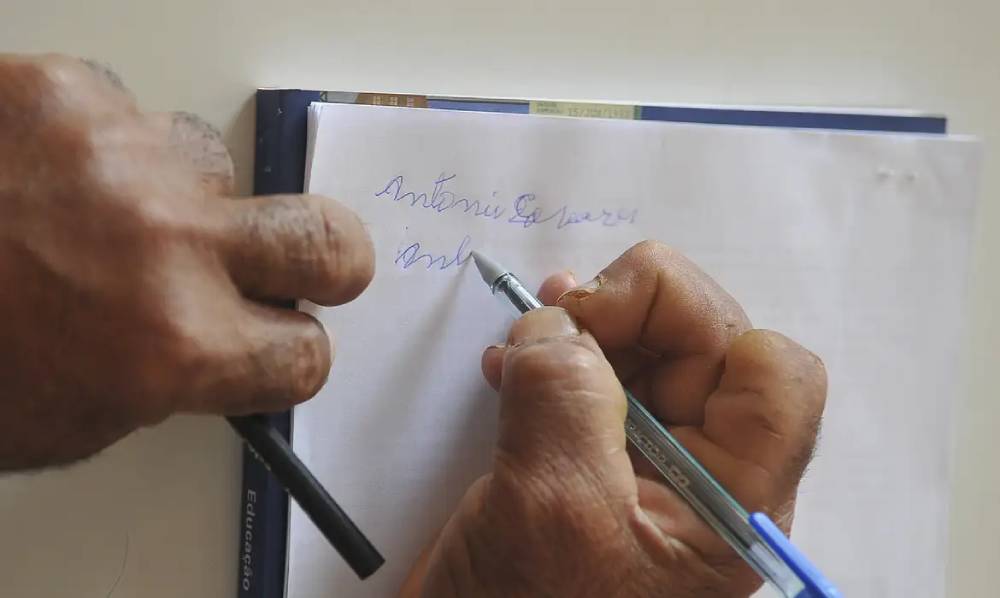 Imagem destacada do post: IBGE: Cai o número de analfabetos no Brasil
