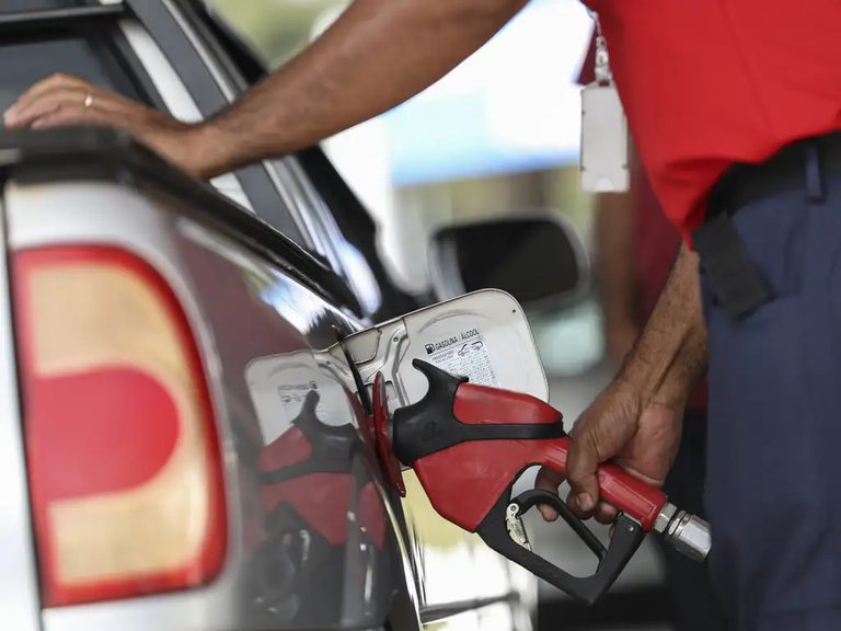 Imagem destacada do post: Procon autua 4 distribuidoras por aumento abusivo de combustível