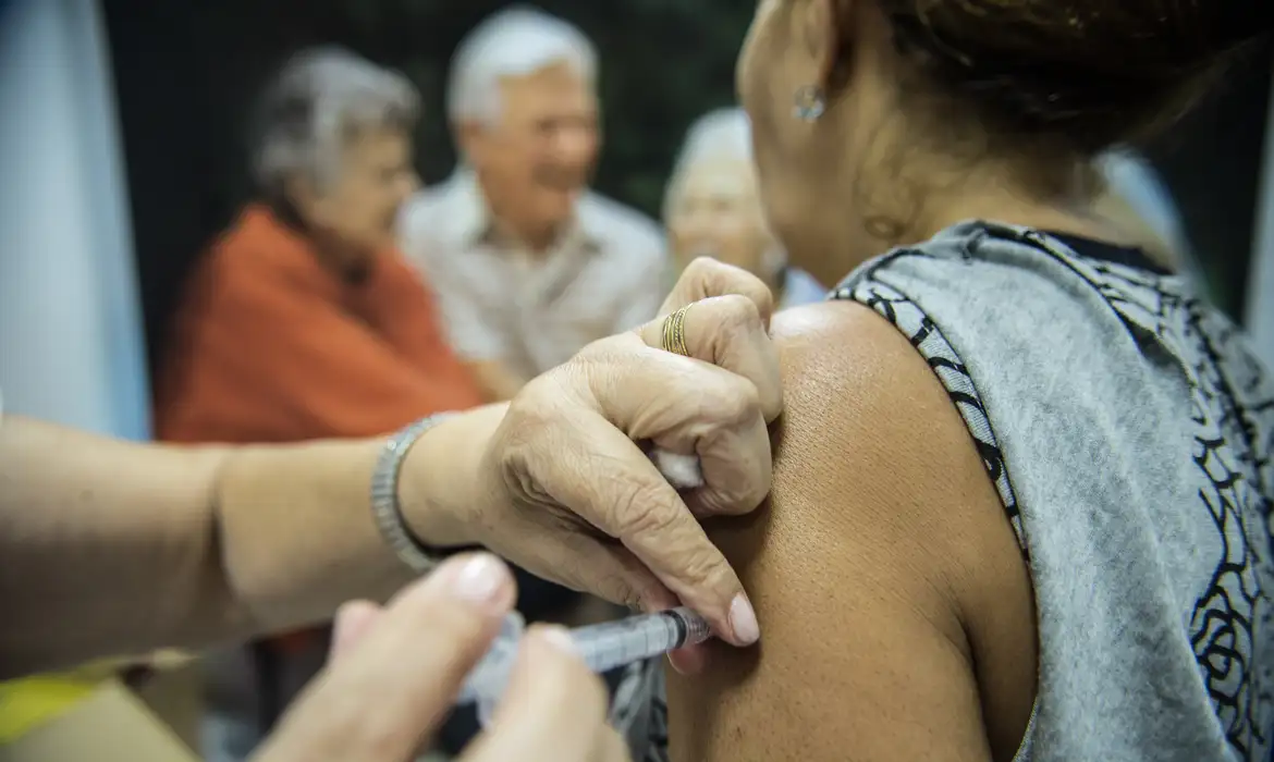 Imagem destacada do post: Fiocruz diz que idosos são os mais atingidos por infecções do vírus da gripe