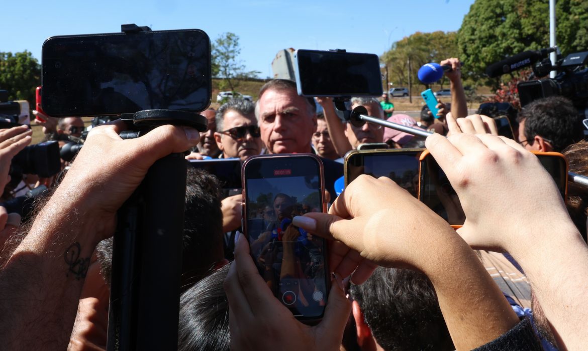 Imagem destacada do post: PF cumpre mandados e Bolsonaro usará tornozeleira