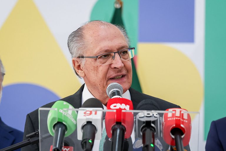 Imagem destacada do post: Alckmin: “Clã Bolsonaro prejudica o Brasil desde a pandemia”