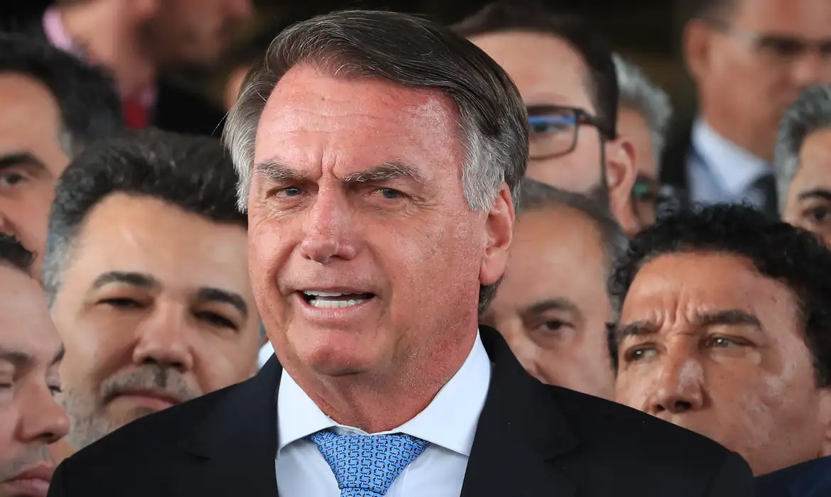 Imagem destacada do post: Moraes dá 24 horas para Bolsonaro explicar uso de redes sociais