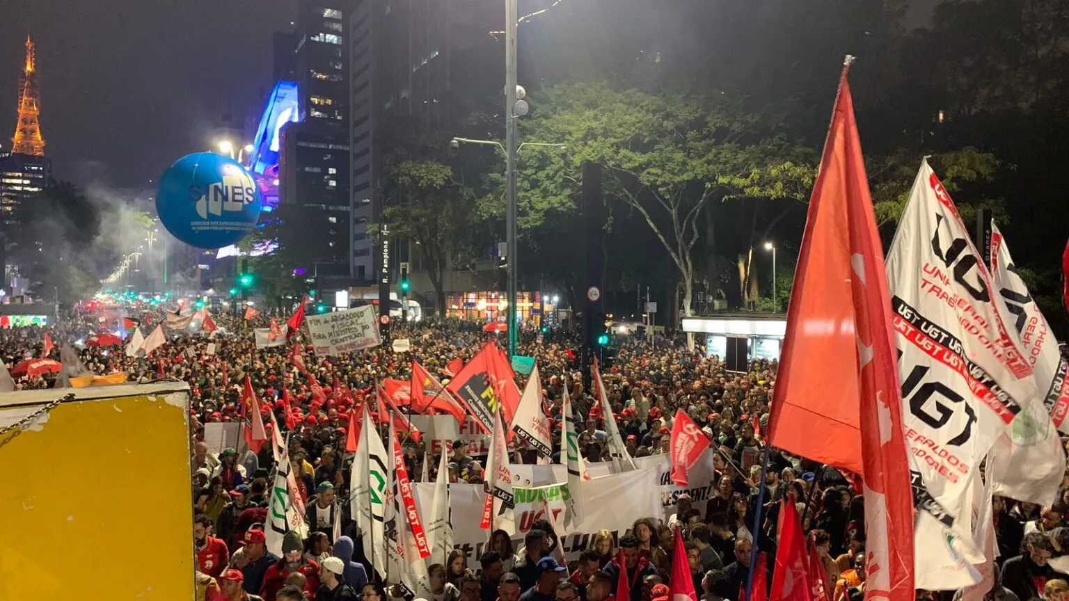 Imagem destacada do post: Trabalhadores ocupam a Paulista contra 6×1, super-ricos, Centrão e Trump
