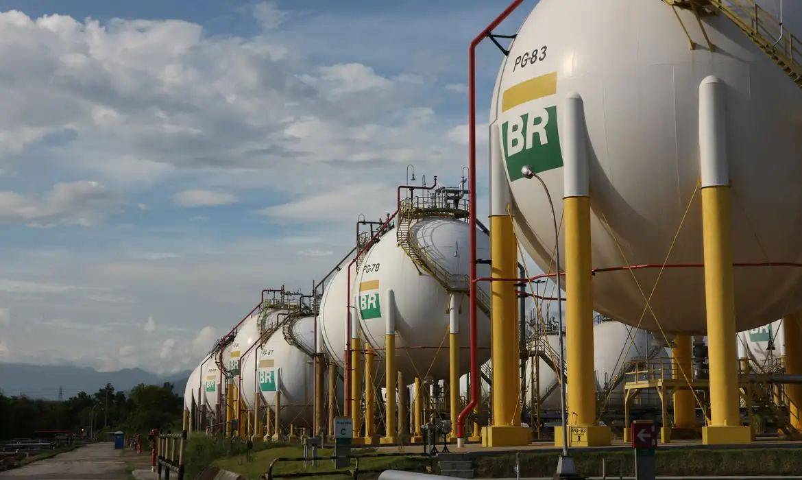 Imagem destacada do post: Petrobrás anuncia redução de 14% no preço do gás de cozinha
