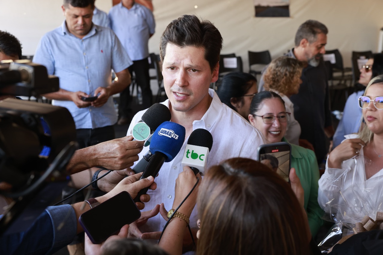 Imagem destacada do post: Daniel Vilela assina ordem de serviço da pavimentação da Go-409
