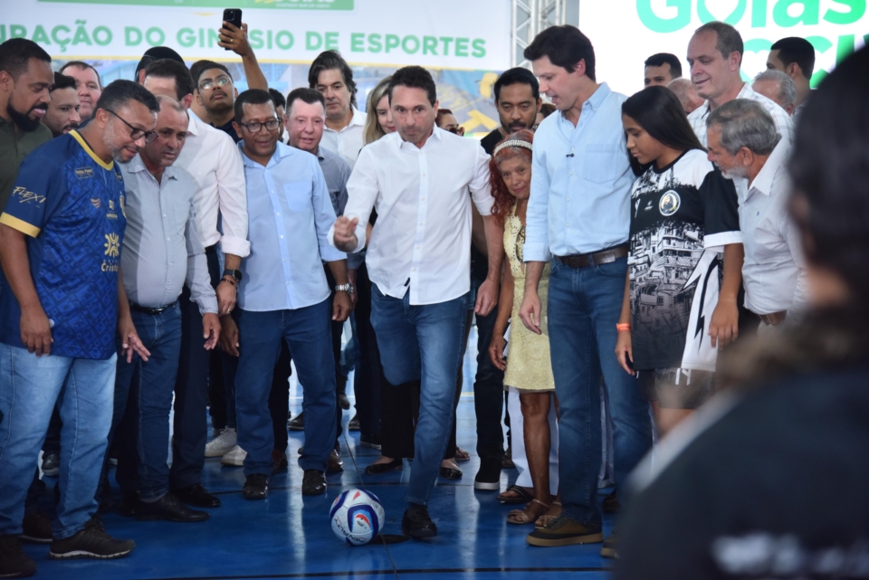 Imagem destacada do post: Prefeito e vice-governador entregam a reforma do ginásio do Jd. Tiradentes