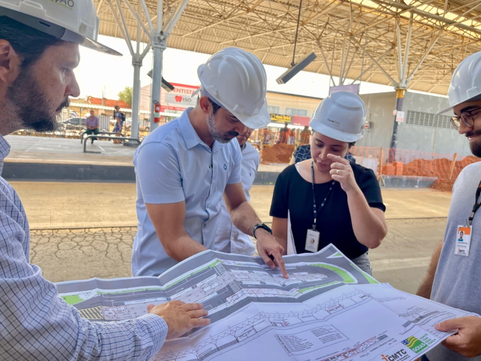 Imagem destacada do post: Pellozo visita obras de reforma do Terminal de Senador Canedo