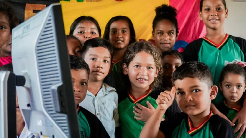 Imagem destacada do post: 60% das escolas públicas já estão conectadas à internet no Brasil