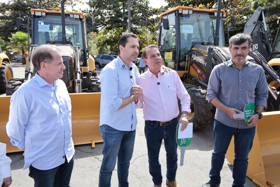 Imagem destacada do post: Vilela recebe maquinários destinados pelo senador Vanderlan
