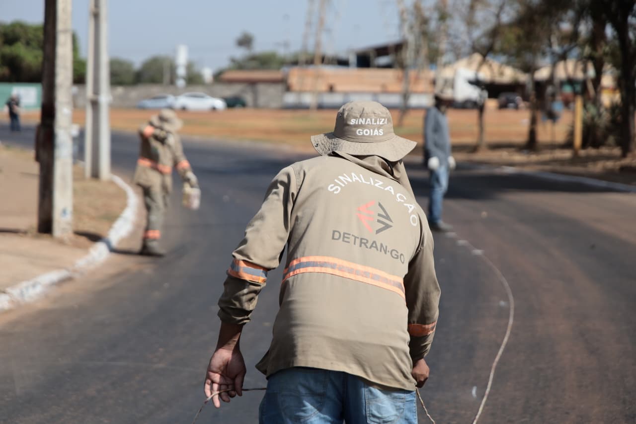Imagem destacada do post: SMTA e Detran iniciam revitalização da sinalização viária em Aparecida