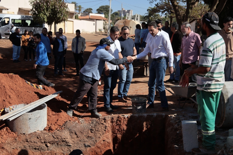 Imagem destacada do post: Vilela vistoria obras de drenagem e novo asfalto na Vila Brasília e Parque Real