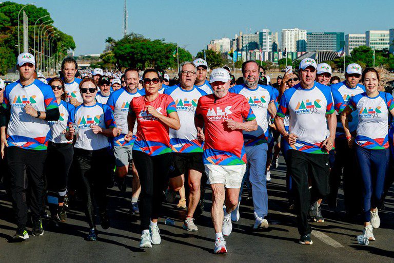 Imagem destacada do post: Lula participa de corrida pela Educação