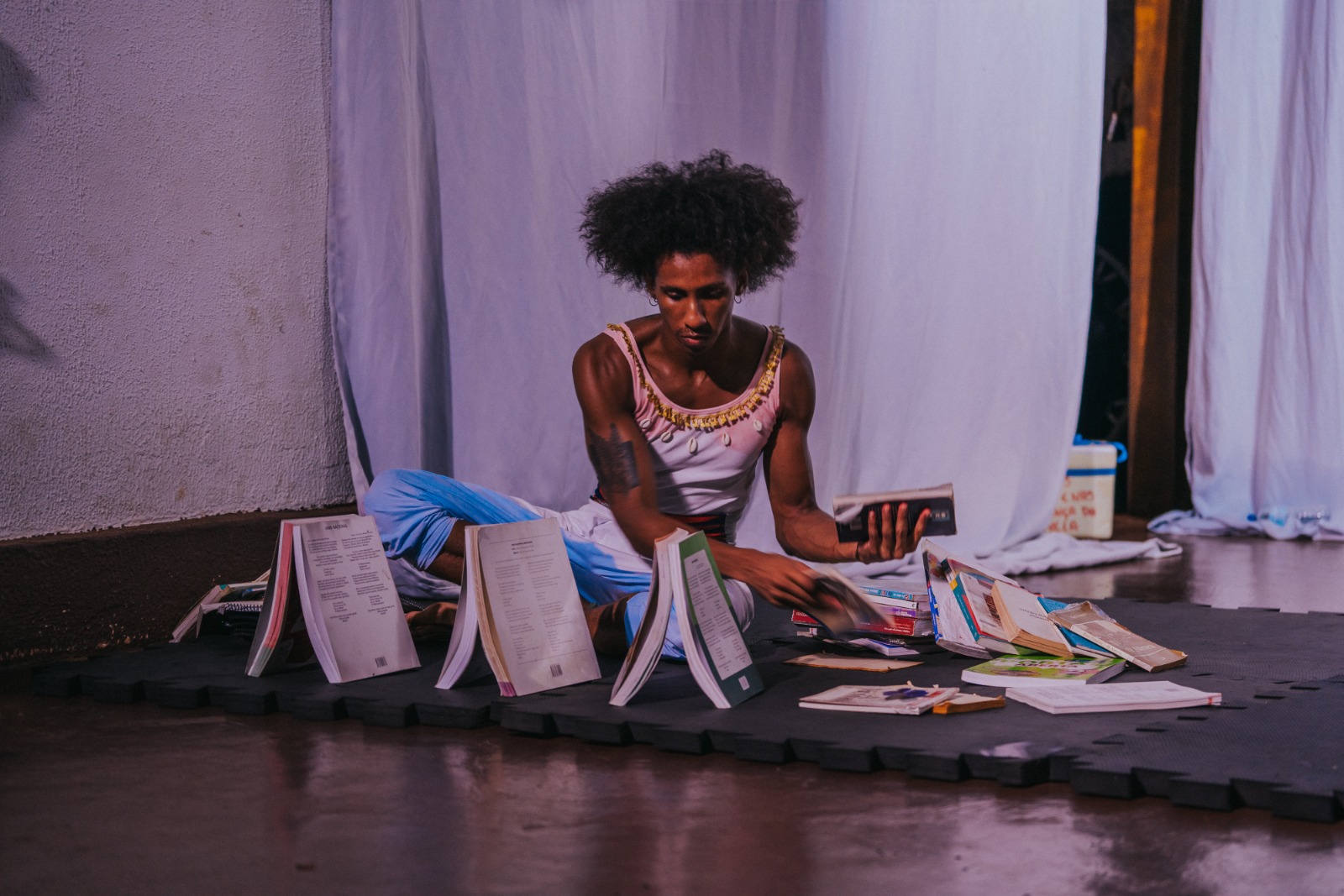 Imagem destacada do post: Orum Aiyê estreia dia 4/10 i solo circense teatral “Sob(re) a pele”