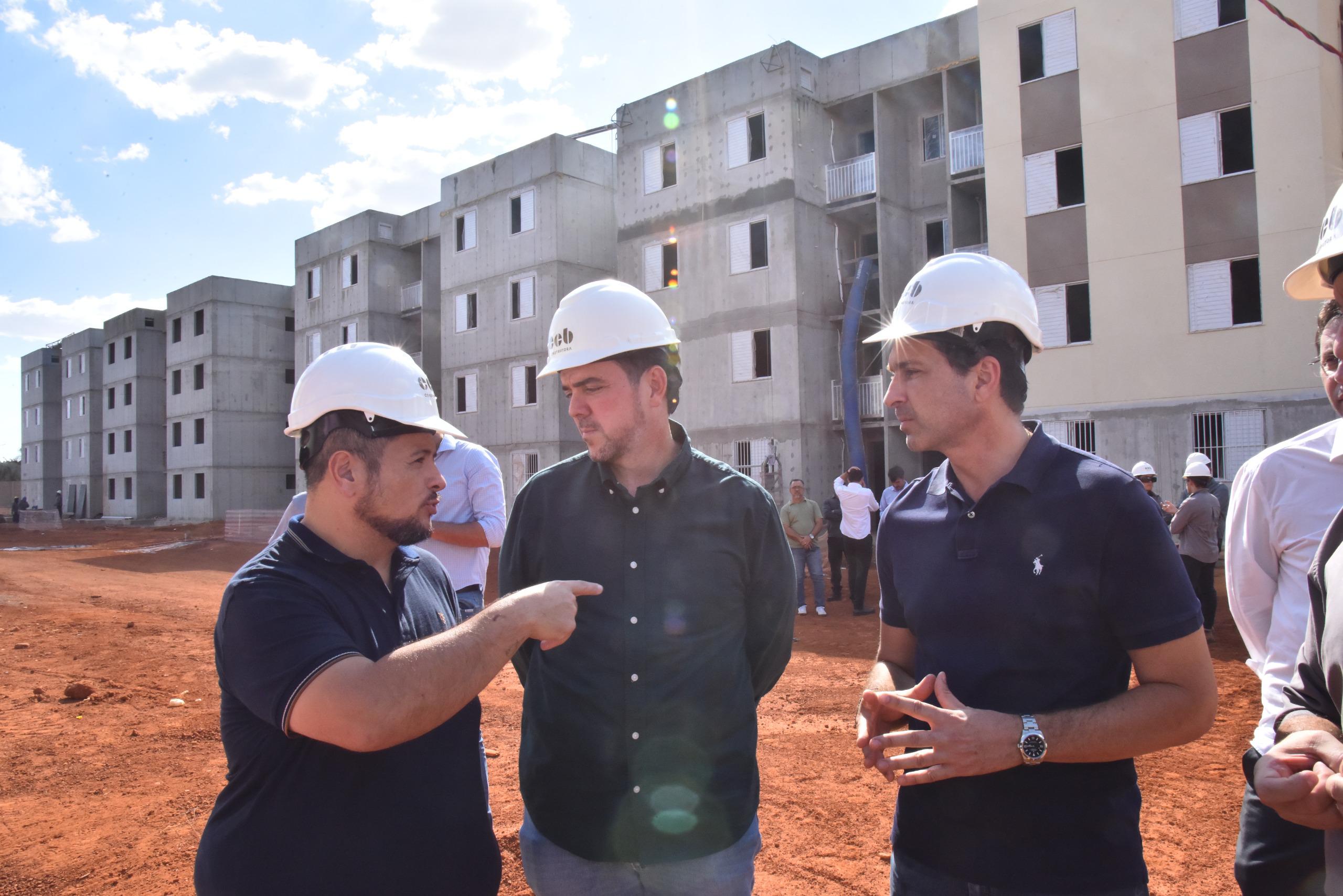 Imagem destacada do post: Vilela confere a construção de 768 apartamentos populares em Aparecida
