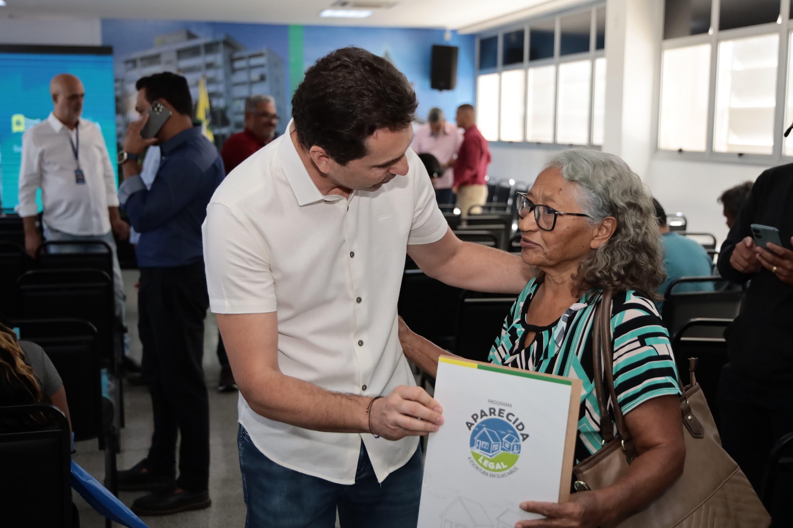 Imagem destacada do post: Vilela entrega 83 escrituras na 1ª etapa do programa Aparecida Legal 2025