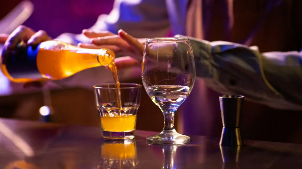 Imagem destacada do post: Os riscos de intoxicação com bebidas misturadas com metanol