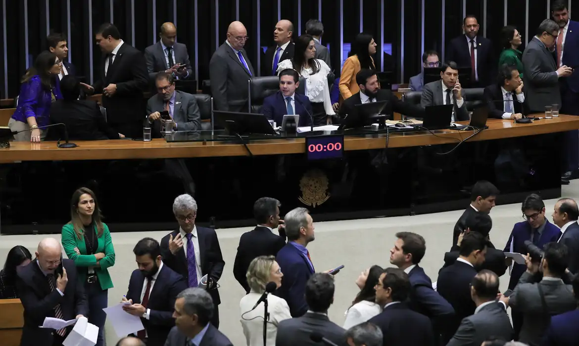 Imagem destacada do post: PEC da Blindagem é aprovada sem voto secreto para livrar deputado
