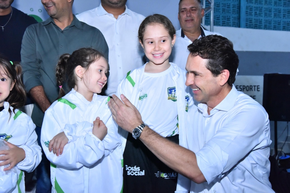 Imagem destacada do post: Vilela entrega 500 kits esportivos para crianças e adolescentes em Aparecida