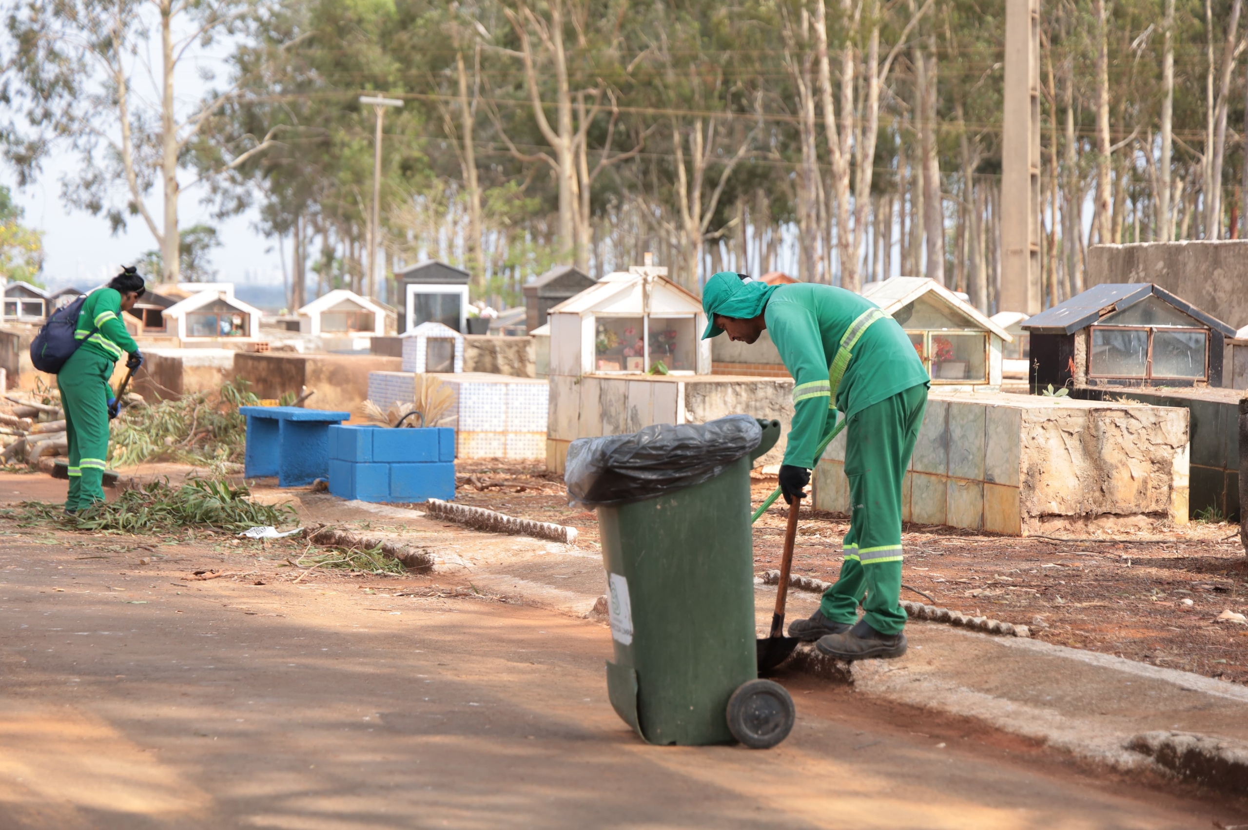 Imagem destacada do post: Prefeitura de Aparecida realiza manutenção dos cemitérios