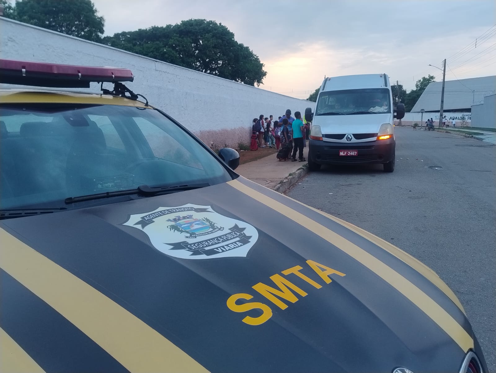 Imagem destacada do post: SMTA flagra van escolar com excesso de passageiros
