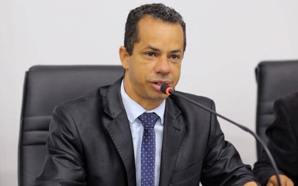 Imagem destacada do post: Vereador de Isaac nega vínculo a servidora presa por cobrança de PIX