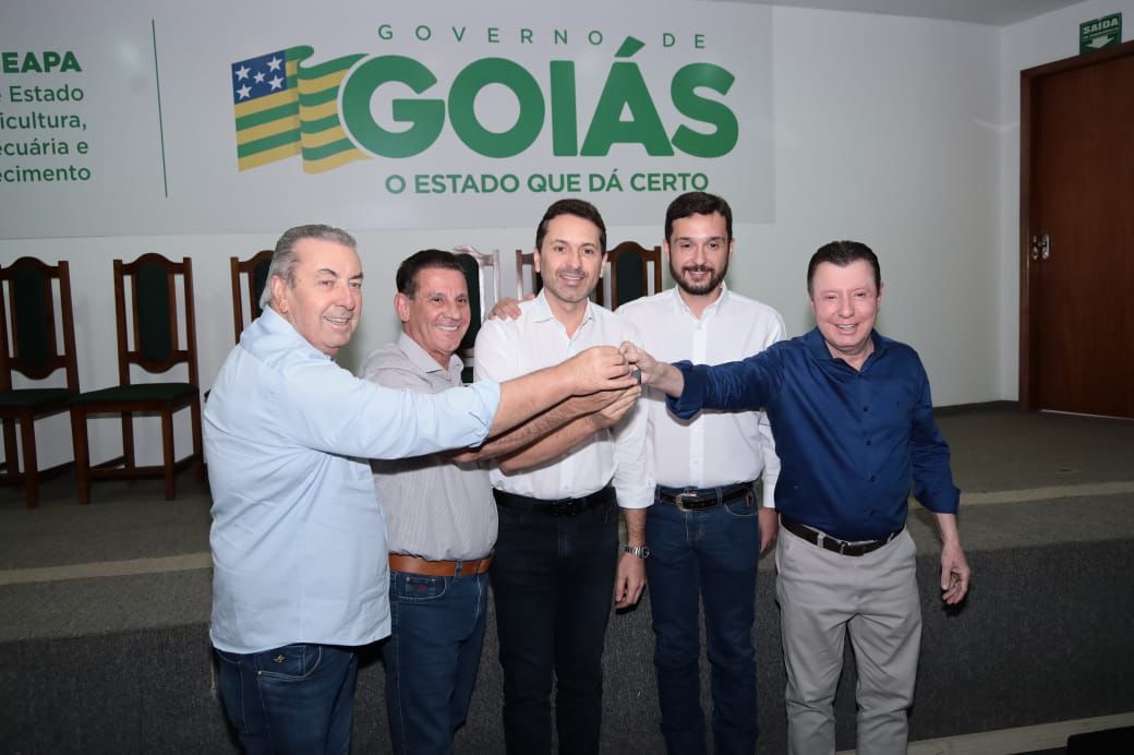 Imagem destacada do post: Vilela recebe retroescavadeira do Governo de Goiás