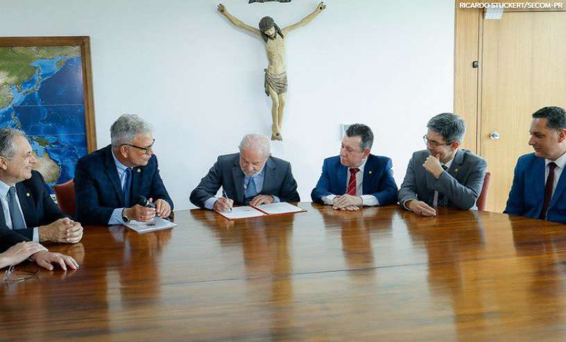 Imagem destacada do post: Sob olhar de José Nelto, presidente Lula assina benefício aos taxistas