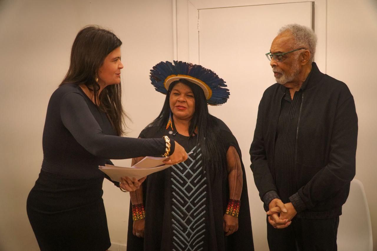 Imagem destacada do post: Aava Santiago entrega Carta Goiana para a COP30 a Gilberto Gil