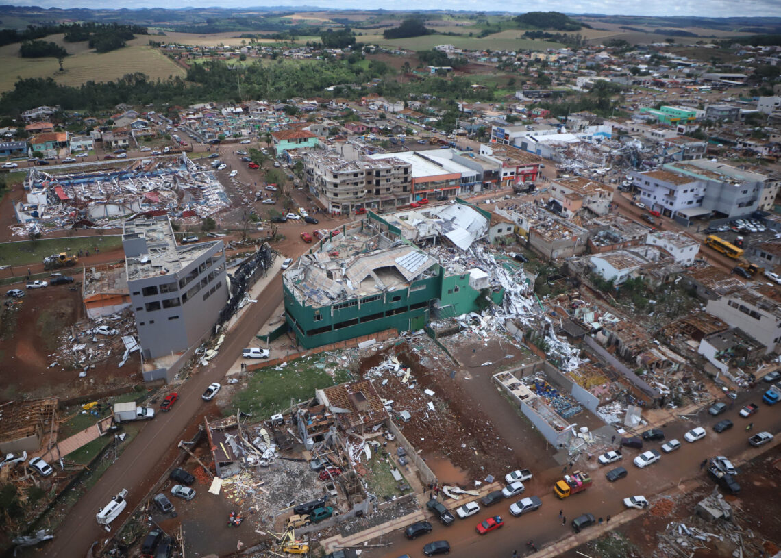 Imagem destacada do post: Tornado deixa 6 mortos e 750 feridos no Paraná