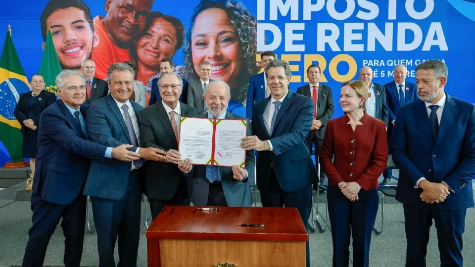 Imagem destacada do post: Lula sanciona isenção do IR para quem ganha até R$ 5 mil