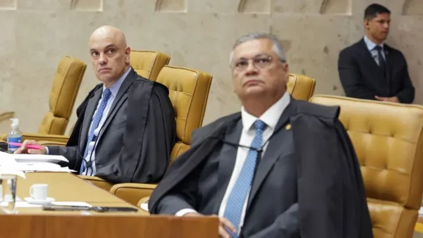 Imagem destacada do post: Moraes e Dino rejeitam recursos e Bolsonaro já pode ser preso