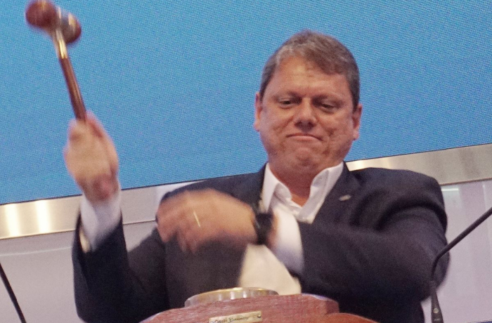 Imagem destacada do post: Tarcísio quer fechar fábrica de remédios que dá remédios de graça