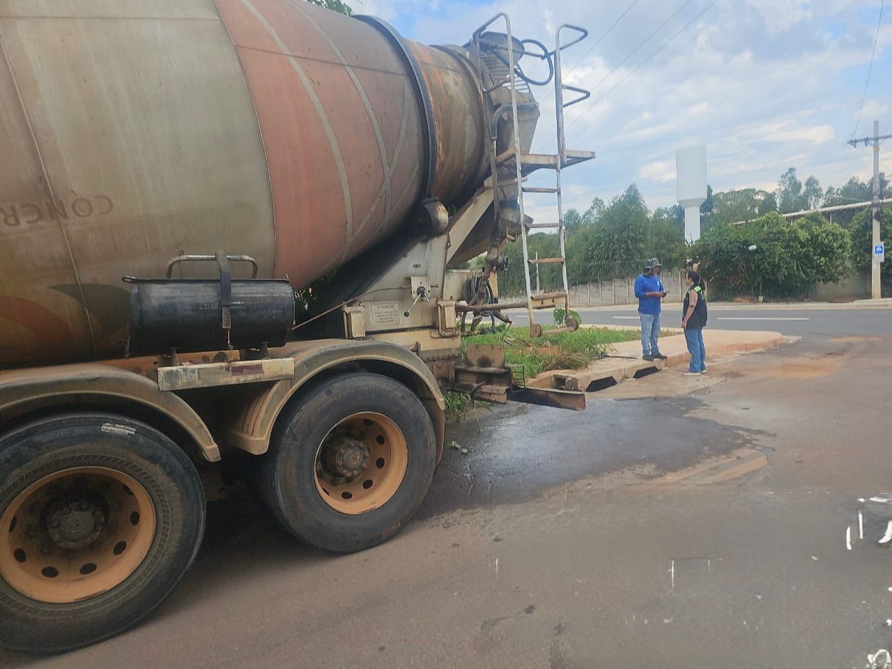 Imagem destacada do post: Semma apreende caminhão de construtora por descarte irregular de concreto