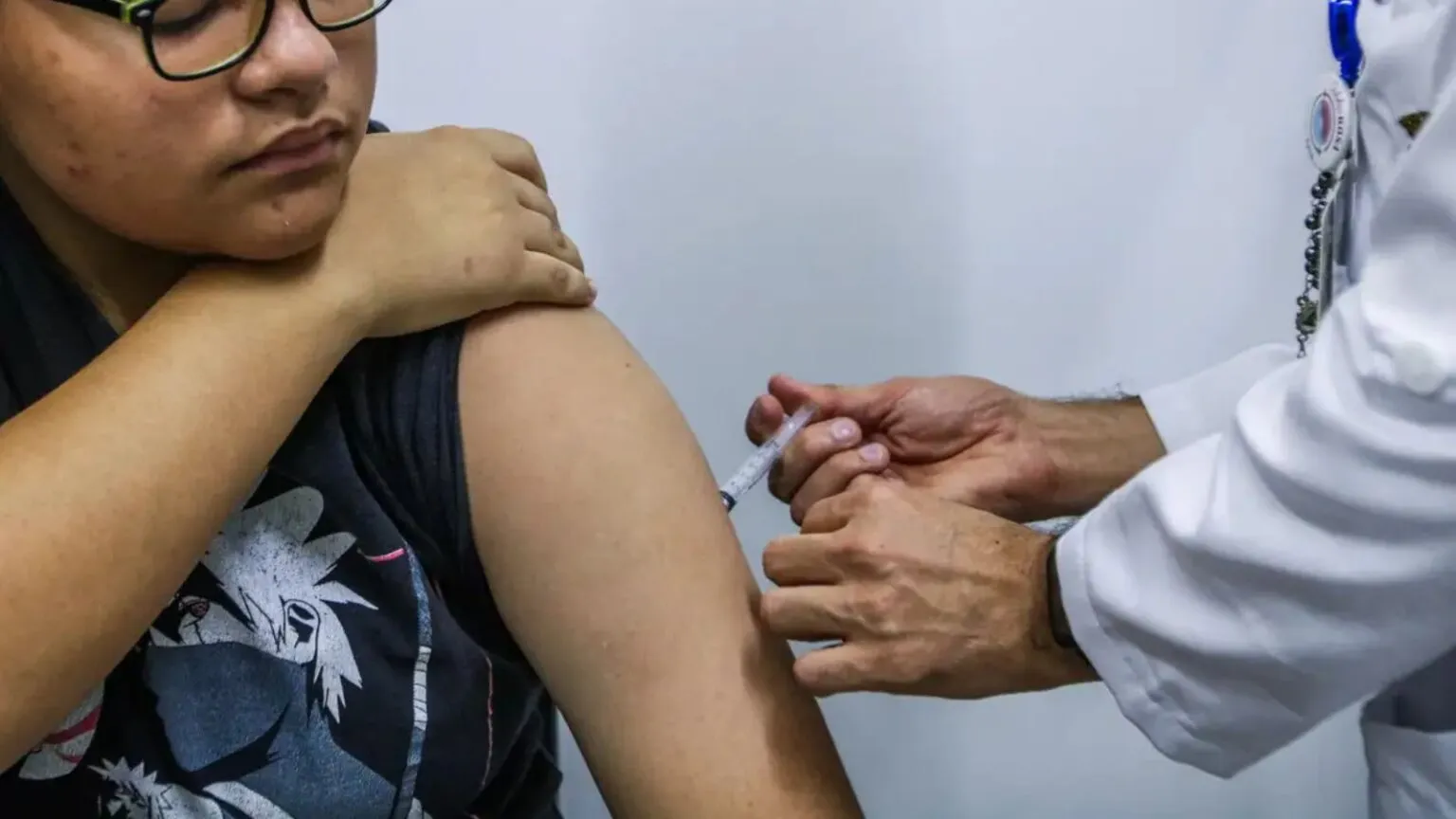Imagem destacada do post: Jovens de 15 a 19 anos podem vacinar contra HPV até junho de 2026