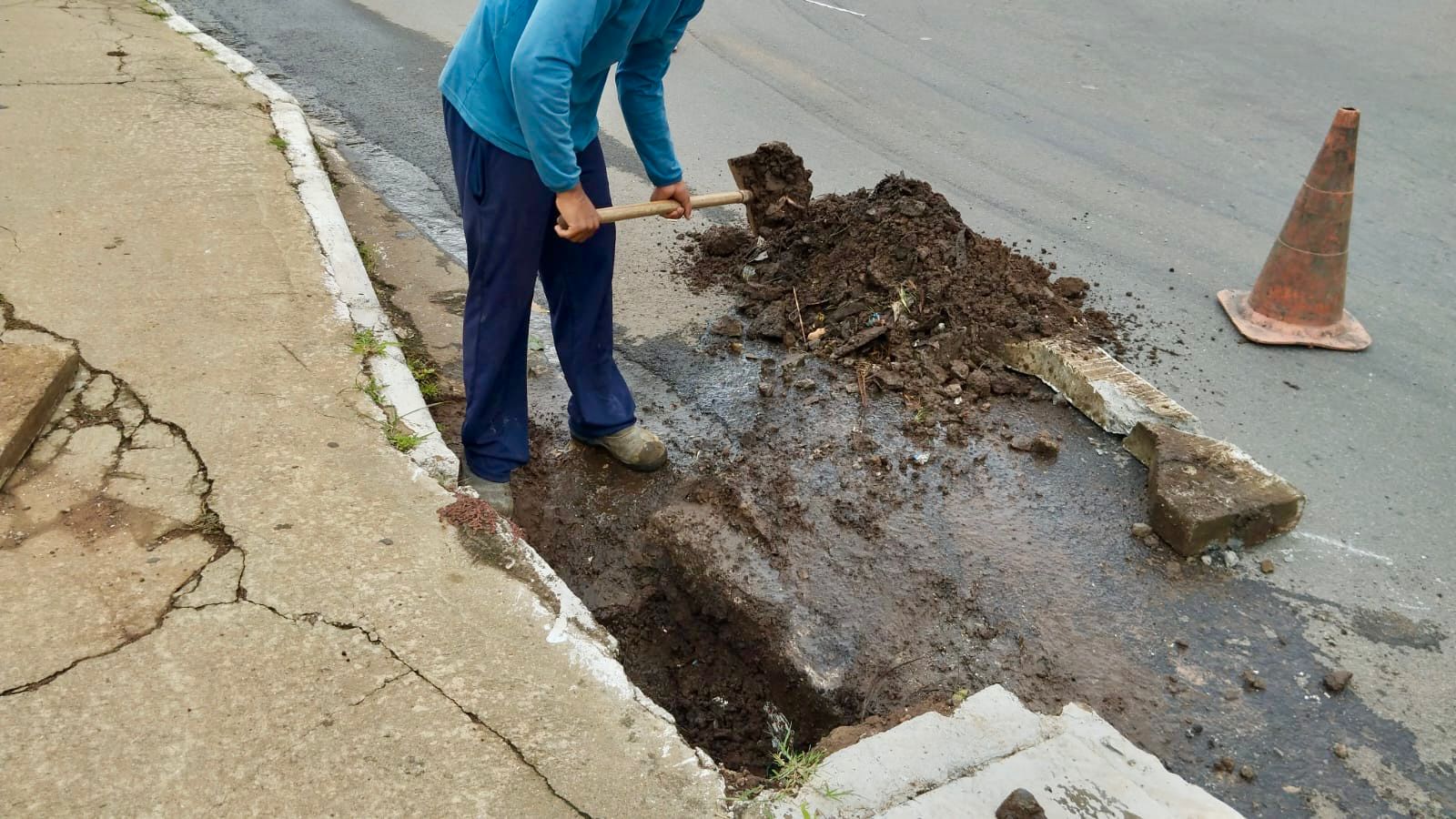 Imagem destacada do post: Prefeitura intensifica limpeza das galerias pluviais