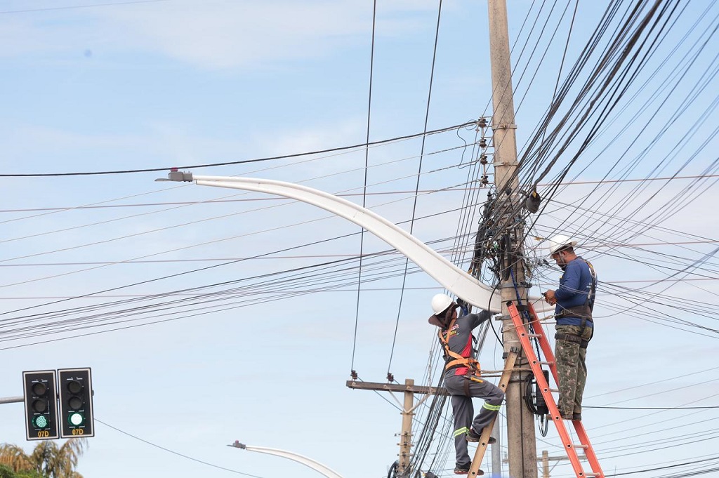 Imagem destacada do post: Retirada de fios soltos em Aparecida começa pela Avenida Independência
