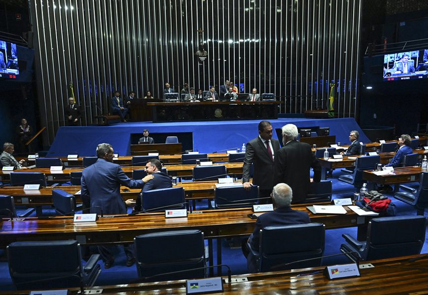 Imagem destacada do post: Senado aprova Lei Antifacção que fortalece a PF e corrige lobby pró-crime feito na Câmara