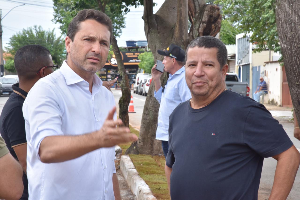 Imagem destacada do post: Vilela implanta grama em praças e avenidas