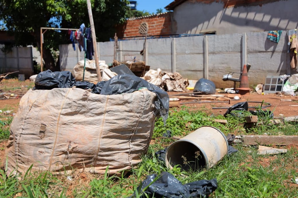 Imagem destacada do post: Aparecida intensifica fiscalização da limpeza de calçadas e lotes baldios