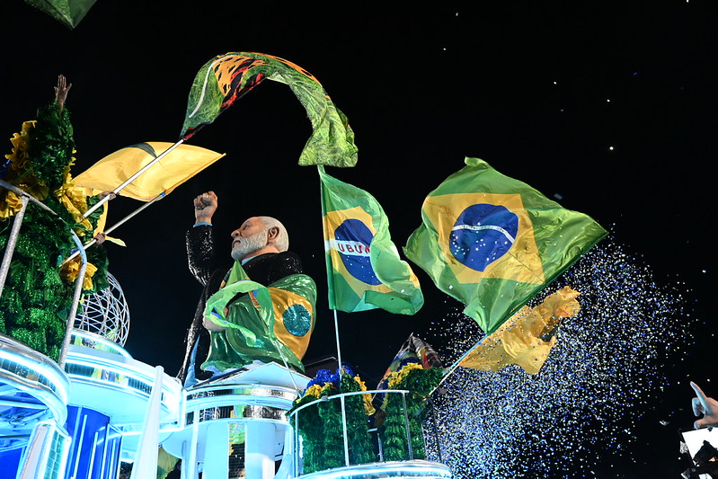 Imagem destacada do post: Desfile em homenagem a Lula tem ‘Bozo preso’ e Temer ‘roubando’ faixa de Dilma