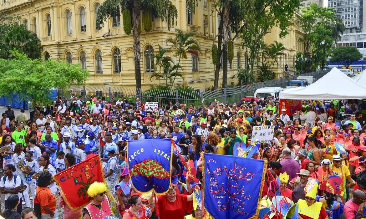 Imagem destacada do post: Michel Teló e Pocah esquentam o carnaval de blocos em São Paulo