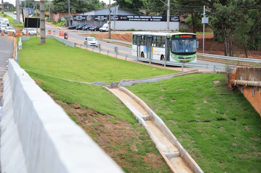 Imagem destacada do post: Prefeitura entrega ponte sobre a Avenida Uirapuru
