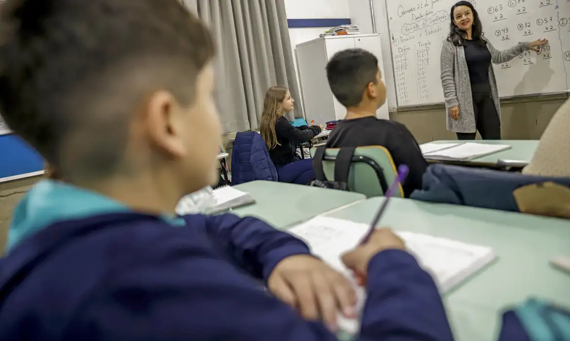 Imagem destacada do post: STF decide que professores temporários têm direito ao piso nacional